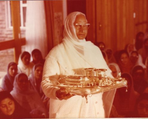 Bibi Jee presented with a gift in Kenya 1980